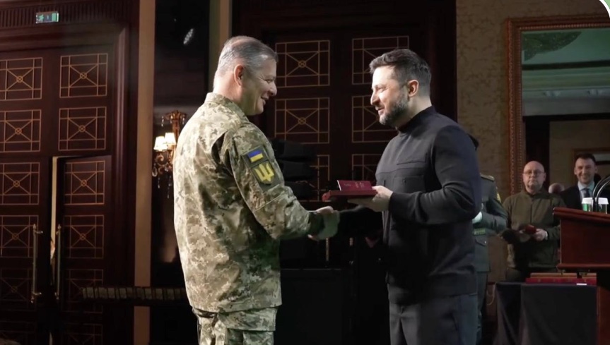 Президент України Володимир Зеленський вручив орден &laquo;За заслуги&raquo; командиру батальйону безпілотних систем 63-ї ОМБр Олегу Ляшку